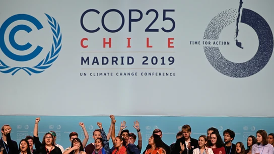 Varios activistas cantan y alzan sus puños después de la sesión plenaria de la Cumbre Climática Varios activistas cantan y alzan sus puños después de la sesión plenaria de la Cumbre Climática