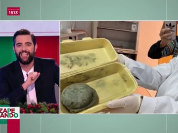 La hamburguesa putrefacta de Zapeando llega al campus de Toledo de la Universidad de CLM: "Eso no se lo come ni un Erasmus" La hamburguesa putrefacta de Zapeando llega al campus de Toledo de la Universidad de CLM: "Eso no se lo come ni un Erasmus"