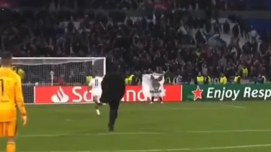 Memphis Depay carga contra un aficionado con una pancarta racista Memphis Depay carga contra un aficionado con una pancarta racista