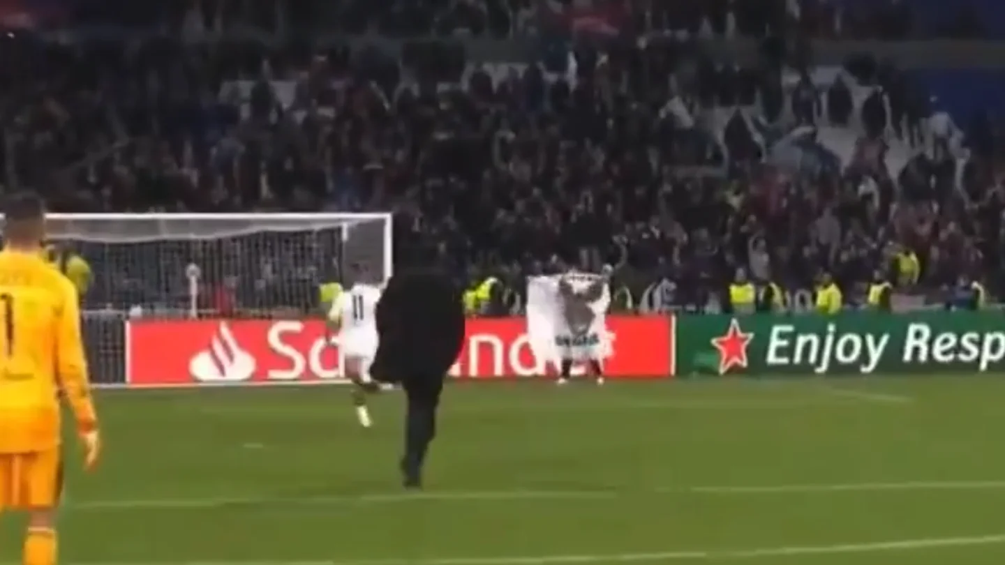 Memphis Depay carga contra un aficionado con una pancarta racista Memphis Depay carga contra un aficionado con una pancarta racista