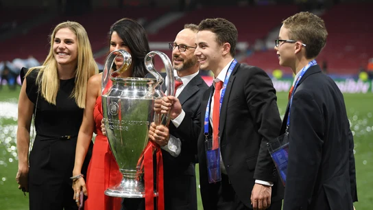 Mike Gordon, en el centro de la imagen, con el trofeo de la Champions Mike Gordon, en el centro de la imagen, con el trofeo de la Champions