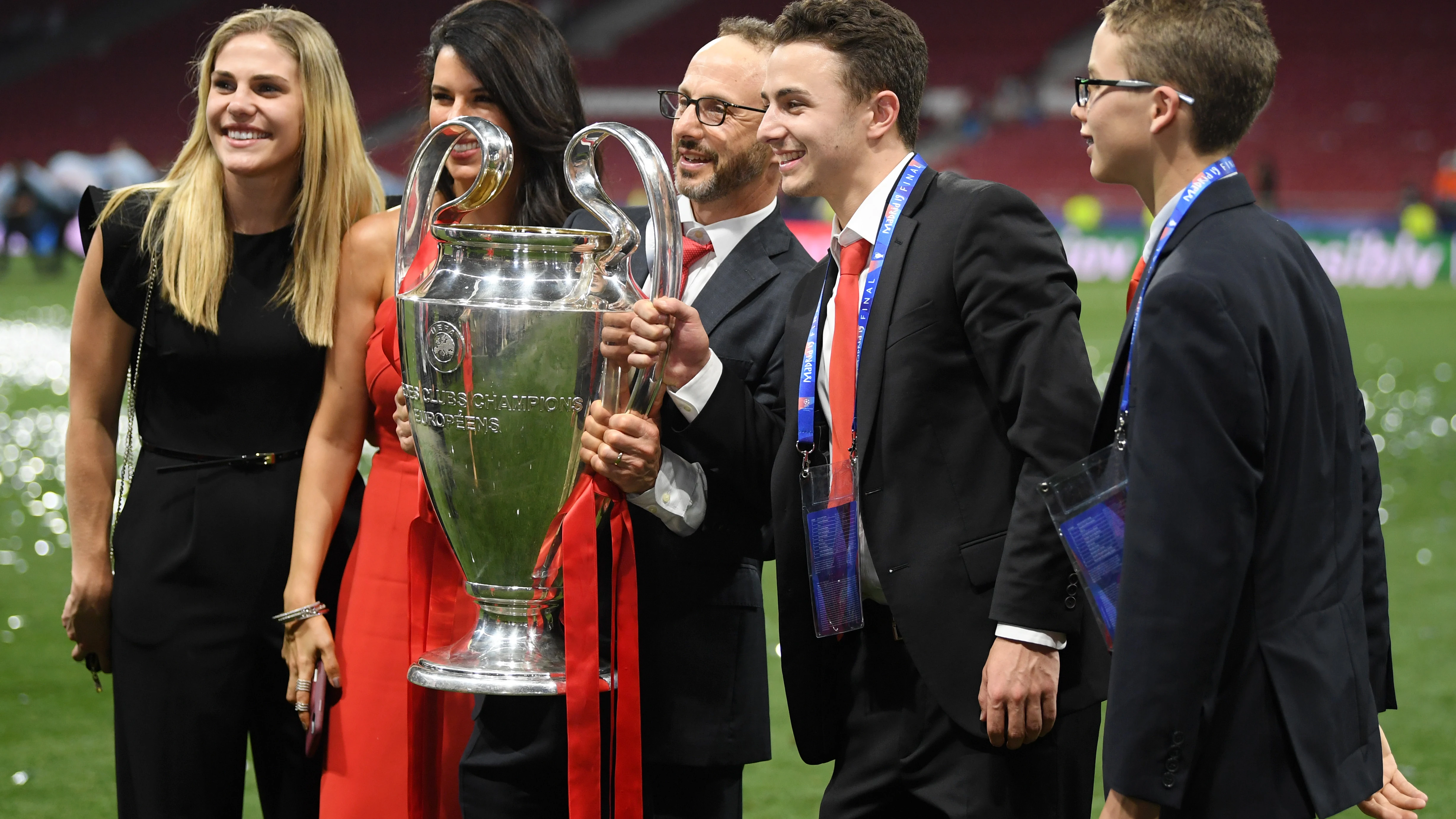 Mike Gordon, en el centro de la imagen, con el trofeo de la Champions