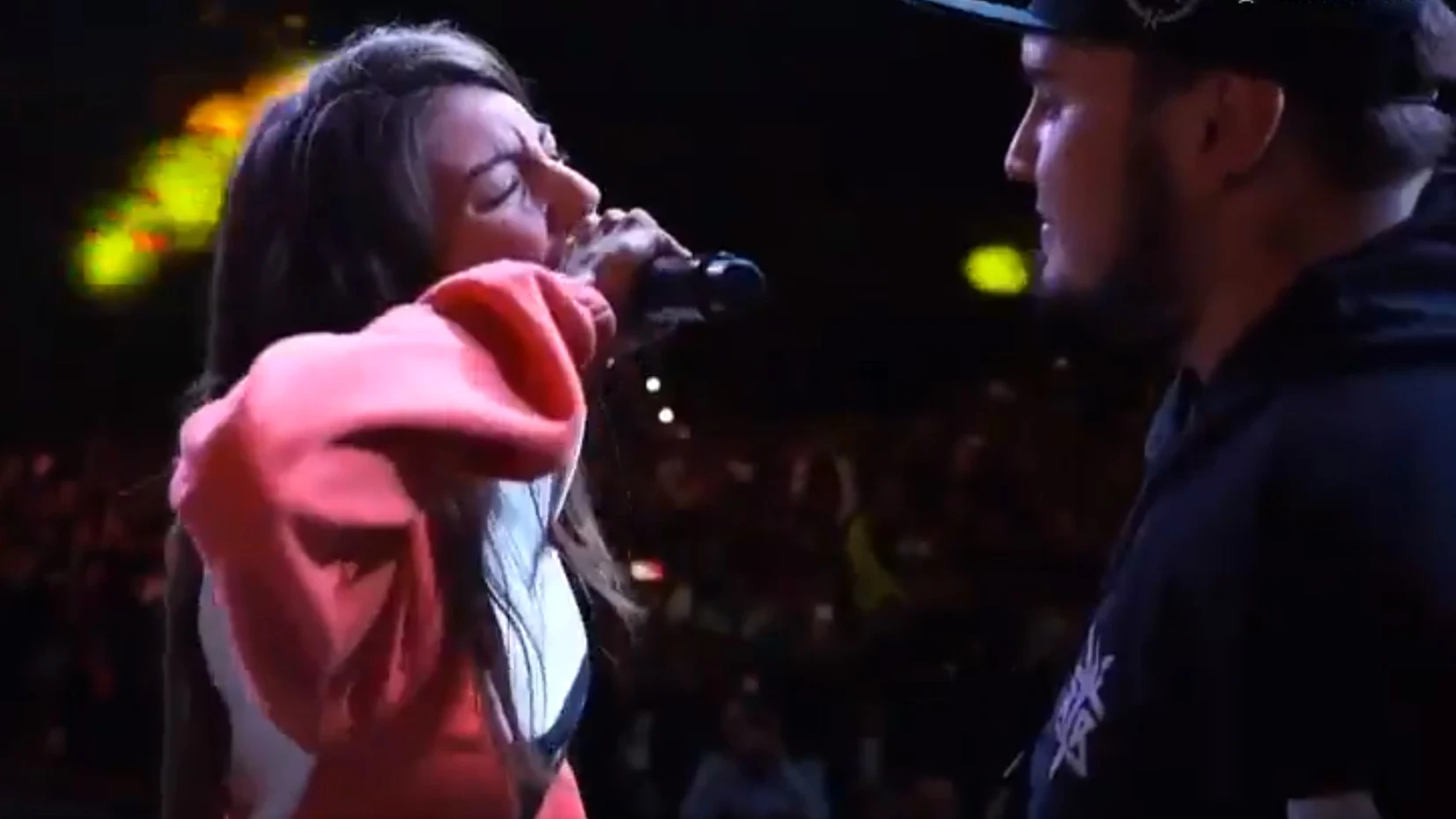 La rapera Sara Socas en plena batalla de gallos