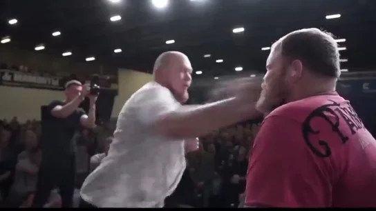 Histórico: dejan KO al rey de las bofetadas con un sobrecogedor golpe Histórico: dejan KO al rey de las bofetadas con un sobrecogedor golpe