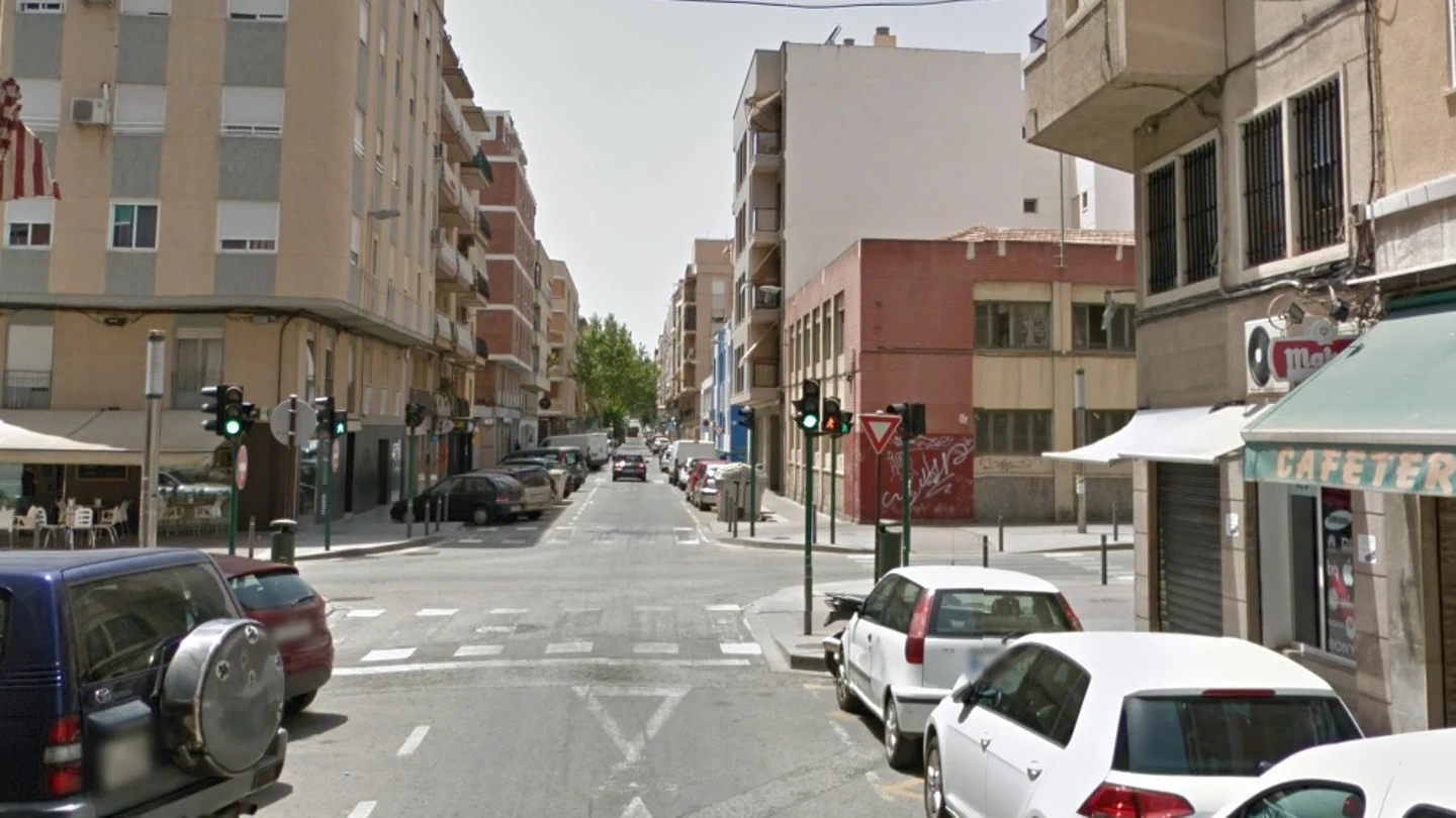 El cruce de Capitán Antonio Mena con Fernanda Santamaría, en la ciudad alicantina de Elche El cruce de Capitán Antonio Mena con Fernanda Santamaría, en la ciudad alicantina de Elche