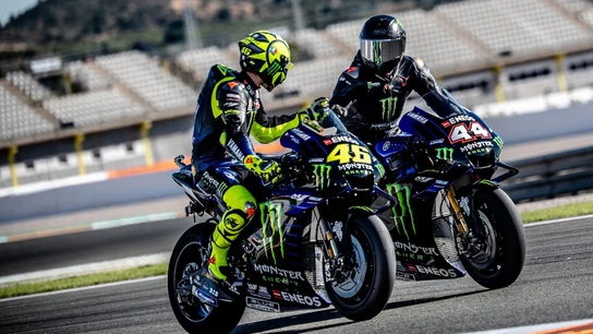 Lewis Hamilton y Valentino Rossi, sobre la yamaha oficial de MotoGP Lewis Hamilton y Valentino Rossi, sobre la yamaha oficial de MotoGP