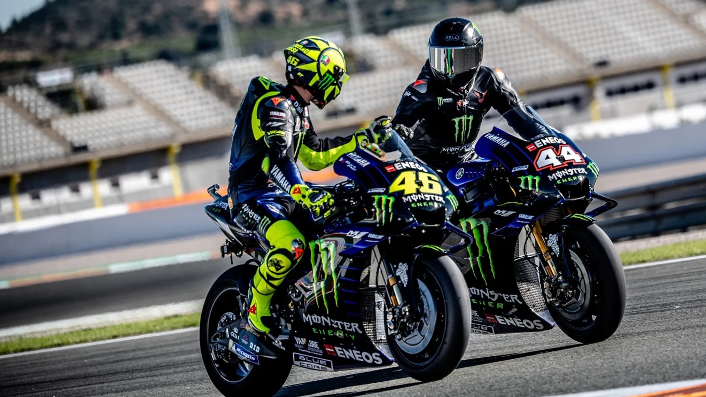 Lewis Hamilton y Valentino Rossi, sobre la yamaha oficial de MotoGP Lewis Hamilton y Valentino Rossi, sobre la yamaha oficial de MotoGP