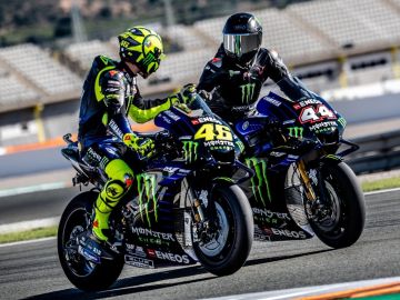 Lewis Hamilton y Valentino Rossi, sobre la yamaha oficial de MotoGP Lewis Hamilton y Valentino Rossi, sobre la yamaha oficial de MotoGP