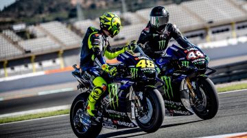 Lewis Hamilton y Valentino Rossi, sobre la yamaha oficial de MotoGP