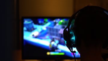 Niño jugando a videojuegos