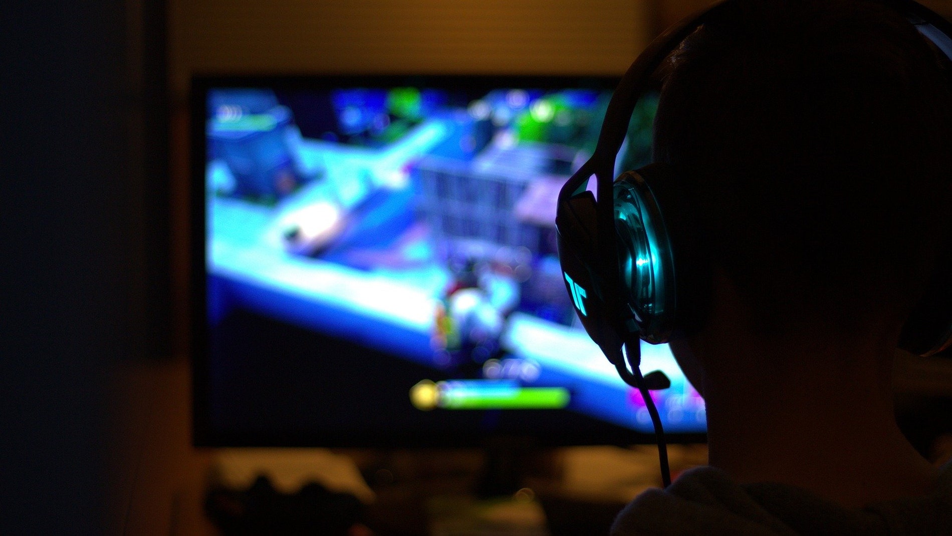 Niño jugando a videojuegos