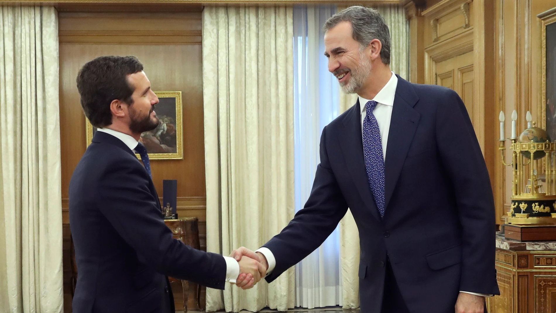 Pablo Casado saluda al Rey Felipe VI. 