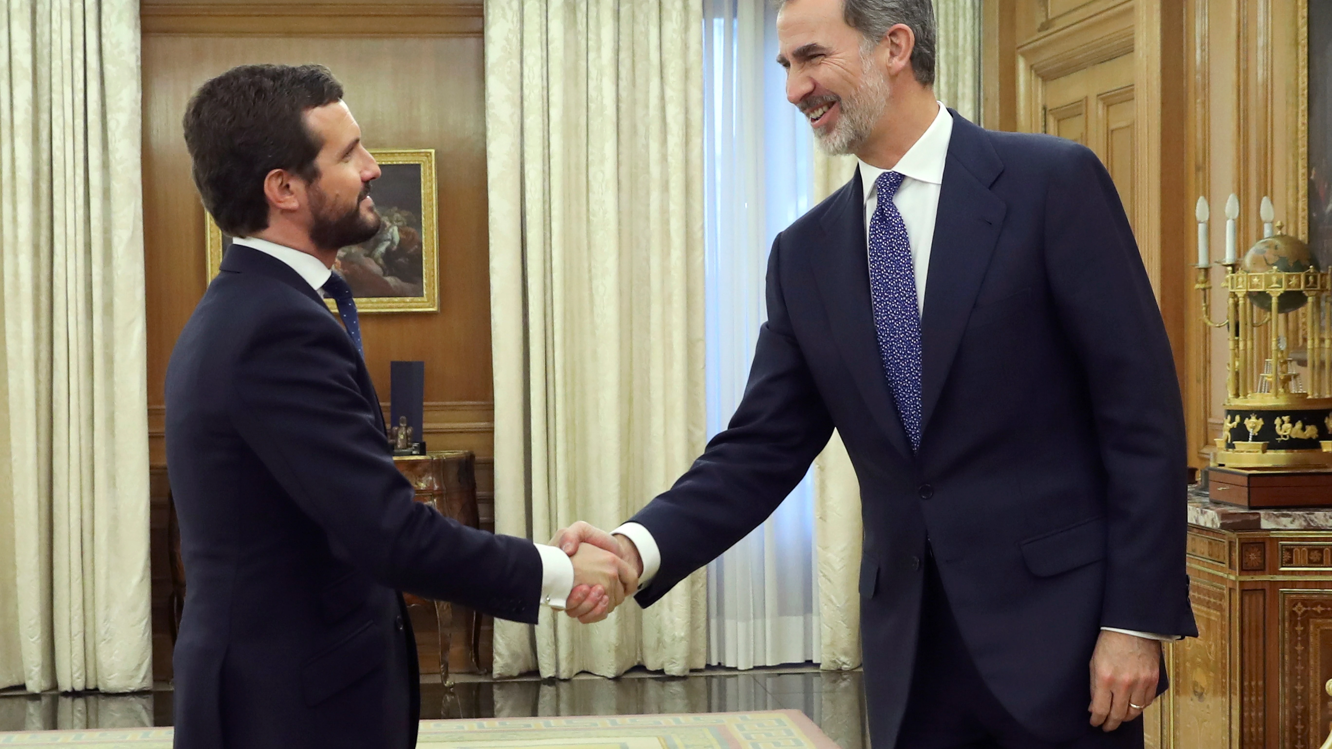 Pablo Casado saluda al Rey Felipe VI. 