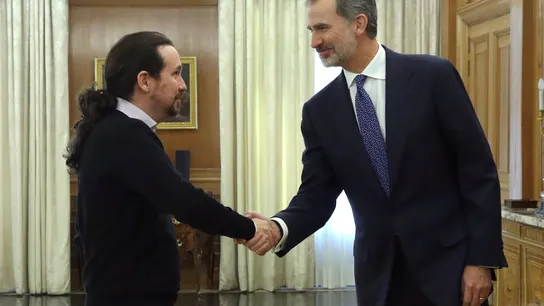 Felipe VI saluda a Pablo Iglesias a su llegada a Zarzuela para su reunión en la ronda de consultas Felipe VI saluda a Pablo Iglesias a su llegada a Zarzuela para su reunión en la ronda de consultas
