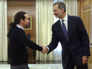 Felipe VI saluda a Pablo Iglesias a su llegada a Zarzuela para su reunión en la ronda de consultas Felipe VI saluda a Pablo Iglesias a su llegada a Zarzuela para su reunión en la ronda de consultas