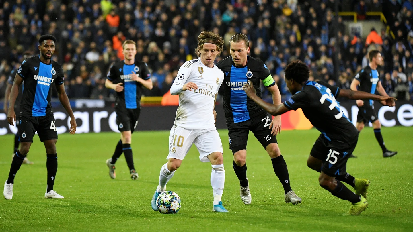 Modric, rodeado de jugadores del Brujas Modric, rodeado de jugadores del Brujas