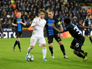 Modric, rodeado de jugadores del Brujas Modric, rodeado de jugadores del Brujas