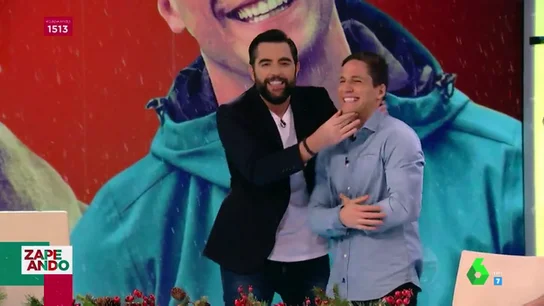 Los piropos de Dani Mateo a Gotzon Mantuliz que acaban saltándole los colores: "Eres muy guapo" Los piropos de Dani Mateo a Gotzon Mantuliz que acaban saltándole los colores: "Eres muy guapo"