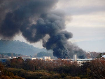 Imagen del incendio de Montornés del Vallés (Barcelona) Imagen del incendio de Montornés del Vallés (Barcelona)