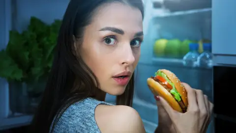 Joven asalta la nevera y se come una hamburguesa Joven asalta la nevera y se come una hamburguesa