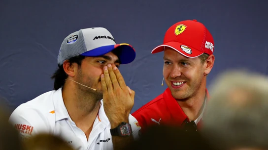 Carlos Sainz charla con Vettel ante la prensa Carlos Sainz charla con Vettel ante la prensa