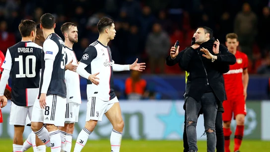 Cristiano Ronaldo afea a un espontáneo en el BayArena Cristiano Ronaldo afea a un espontáneo en el BayArena