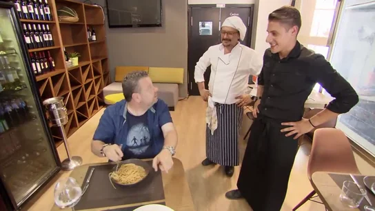 Piero vs. Salvo: la guerra de egos en la comida de autor de 'Reina Mariana': "La gente se vuelve loca cuando cocino yo" Piero vs. Salvo: la guerra de egos en la comida de autor de 'Reina Mariana': "La gente se vuelve loca cuando cocino yo"