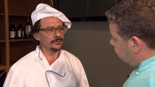 La superstición de tirar sal por el restaurante que deja mudo a Chicote: "Me trae buena suerte para empezar el servicio" La superstición de tirar sal por el restaurante que deja mudo a Chicote: "Me trae buena suerte para empezar el servicio"