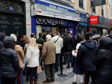A pesar de la pantalla inteligente, las colas no desaparecen de Doña Manolita A pesar de la pantalla inteligente, las colas no desaparecen de Doña Manolita