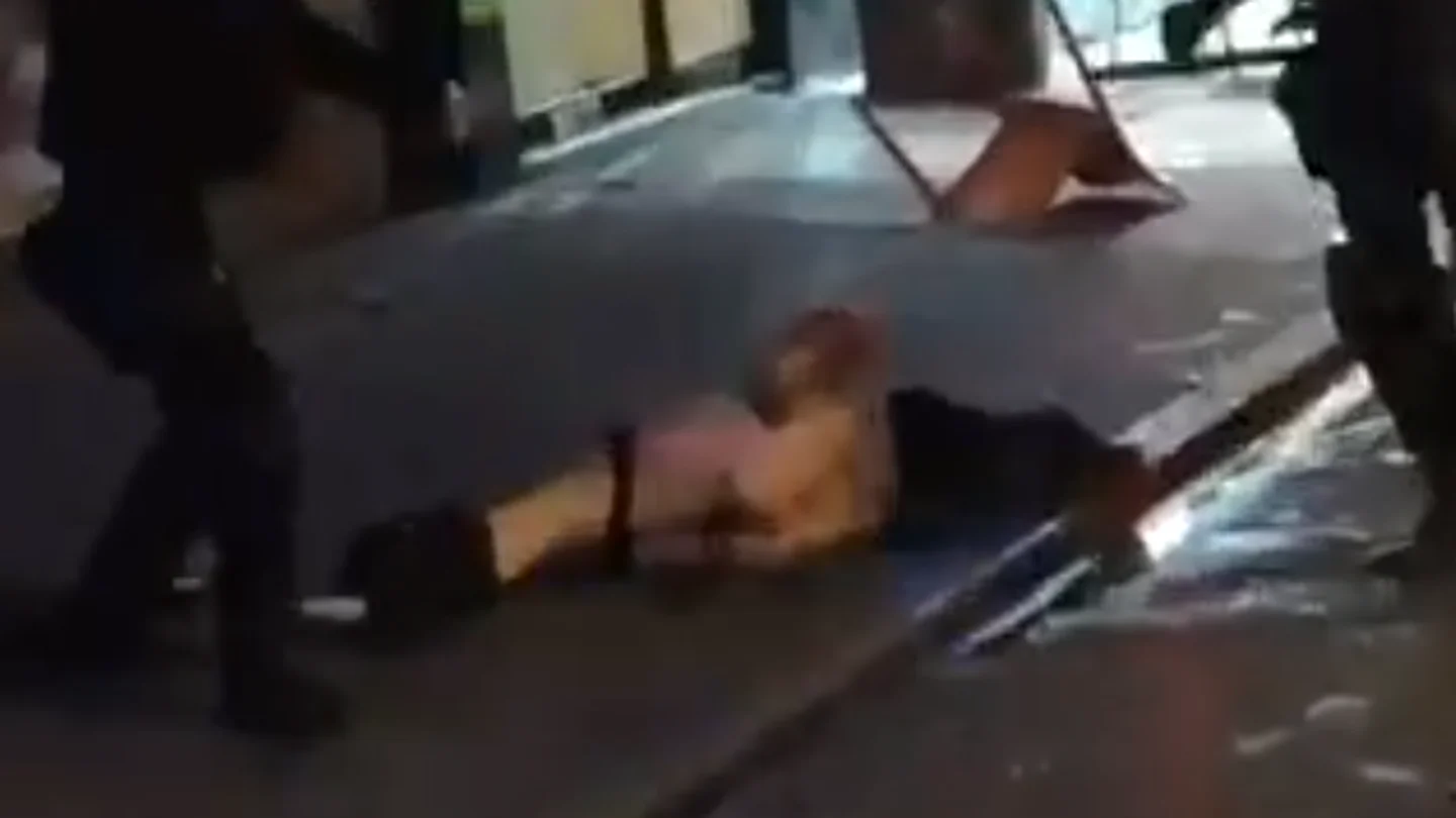 Un aficionado del PSG, desnudo en plena calle Un aficionado del PSG, desnudo en plena calle