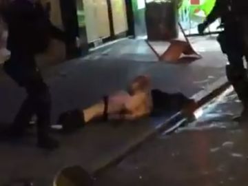 Un aficionado del PSG, desnudo en plena calle Un aficionado del PSG, desnudo en plena calle
