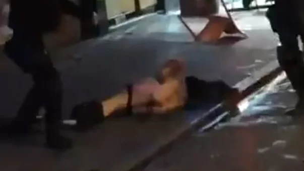 Un aficionado del PSG, desnudo en plena calle