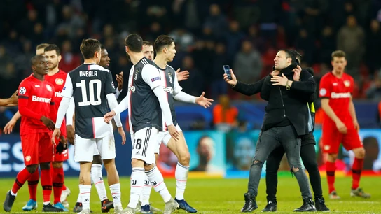 Cristiano Ronaldo se deshace de un espontáneo que le pide un selfie Cristiano Ronaldo se deshace de un espontáneo que le pide un selfie