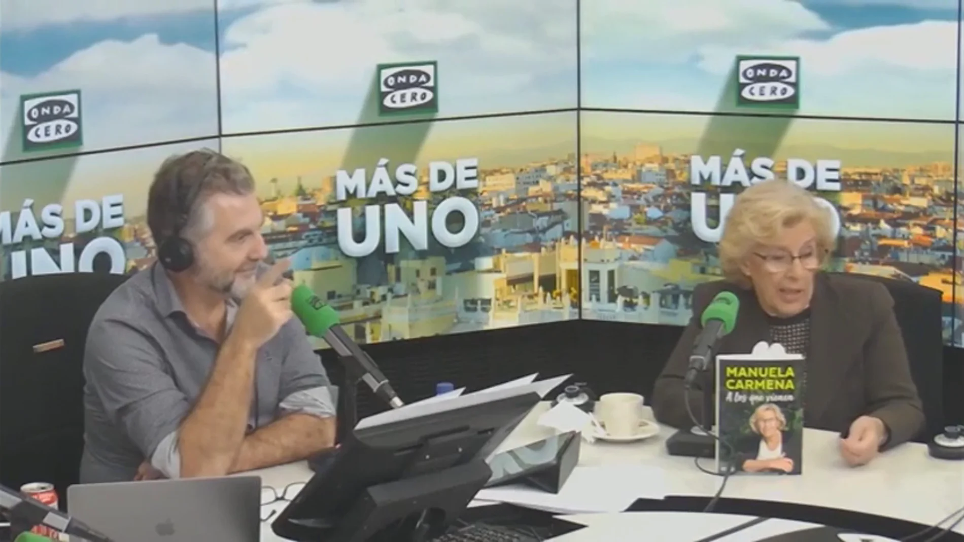 Un pedo irrumpe en plena entrevista a Carmena y esta es la hilarante reacción de Carlos Alsina en Onda Cero