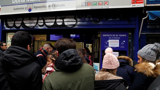 Decenas de personas hacen cola en Doña Manolita para comprar la tradicional Lotería de Navidad Lotería de Navidad