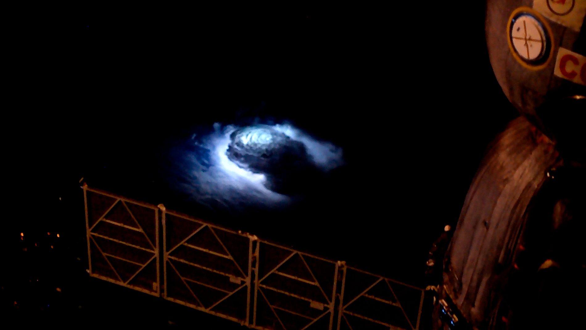 La estacion espacial internacional capta destellos de rayos gamma y elfos