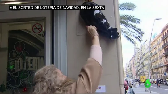 Frotar los décimos en un gato negro o guardarlos sin mirar el número: las manías de los españoles con la Lotería de Navidad Frotar los décimos en un gato negro o guardarlos sin mirar el número: las manías de los españoles con la Lotería de Navidad