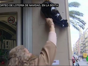 Frotar los décimos en un gato negro o guardarlos sin mirar el número: las manías de los españoles con la Lotería de Navidad Frotar los décimos en un gato negro o guardarlos sin mirar el número: las manías de los españoles con la Lotería de Navidad