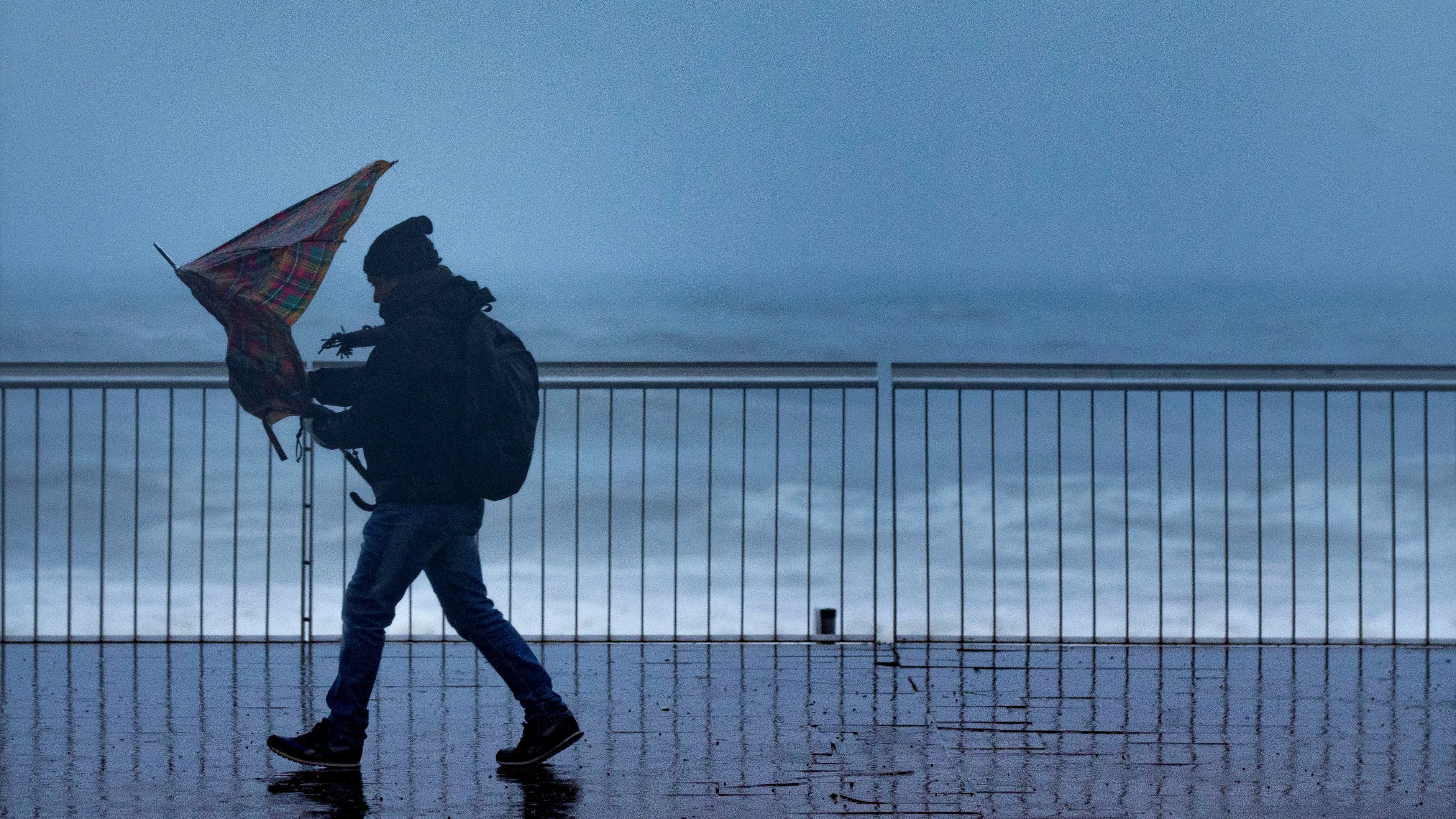 Un hombre pasea por la Playa de la Barceloneta
