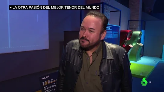 Javier Camarena en una sala de videojuegos Javier Camarena en una sala de videojuegos
