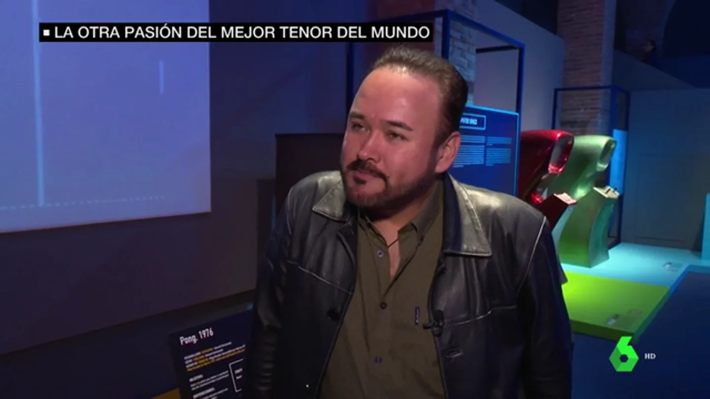 Javier Camarena en una sala de videojuegos Javier Camarena en una sala de videojuegos