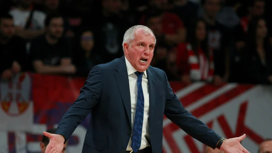 Obradovic durante un partido de Fenerbache Obradovic durante un partido de Fenerbache