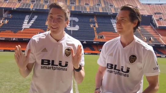 Fred y George Weasley en la ficción; James y Oliver Phelps en Mestalla Fred y George Weasley en la ficción; James y Oliver Phelps en Mestalla
