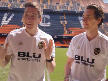 Fred y George Weasley en la ficción; James y Oliver Phelps en Mestalla Fred y George Weasley en la ficción; James y Oliver Phelps en Mestalla