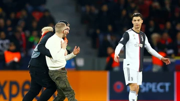 Un aficionado salta al terreno de juego para pedirle una foto a Cristiano Ronaldo