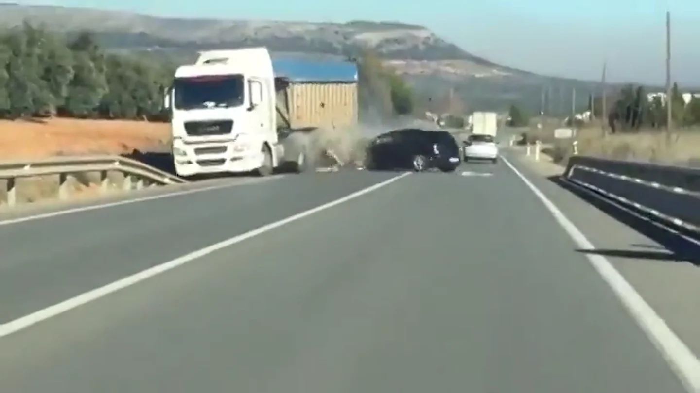 El momento en el que un vehículo invade el sentido contrario e impacta contra un camión en Antequera El momento en el que un vehículo invade el sentido contrario e impacta contra un camión en Antequera