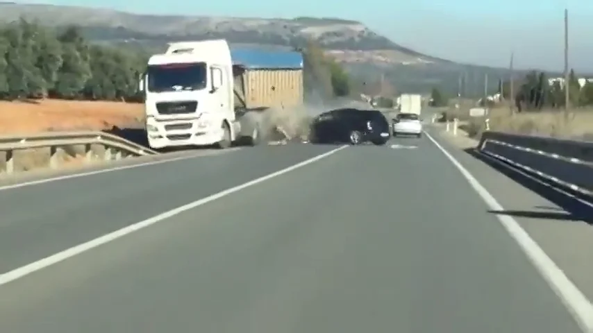 El momento en el que un vehículo invade el sentido contrario e impacta contra un camión en Antequera