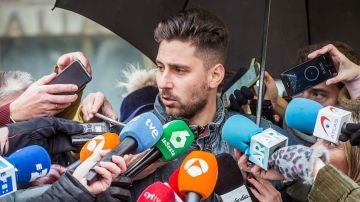 Víctor Rodríguez atiende a los medios