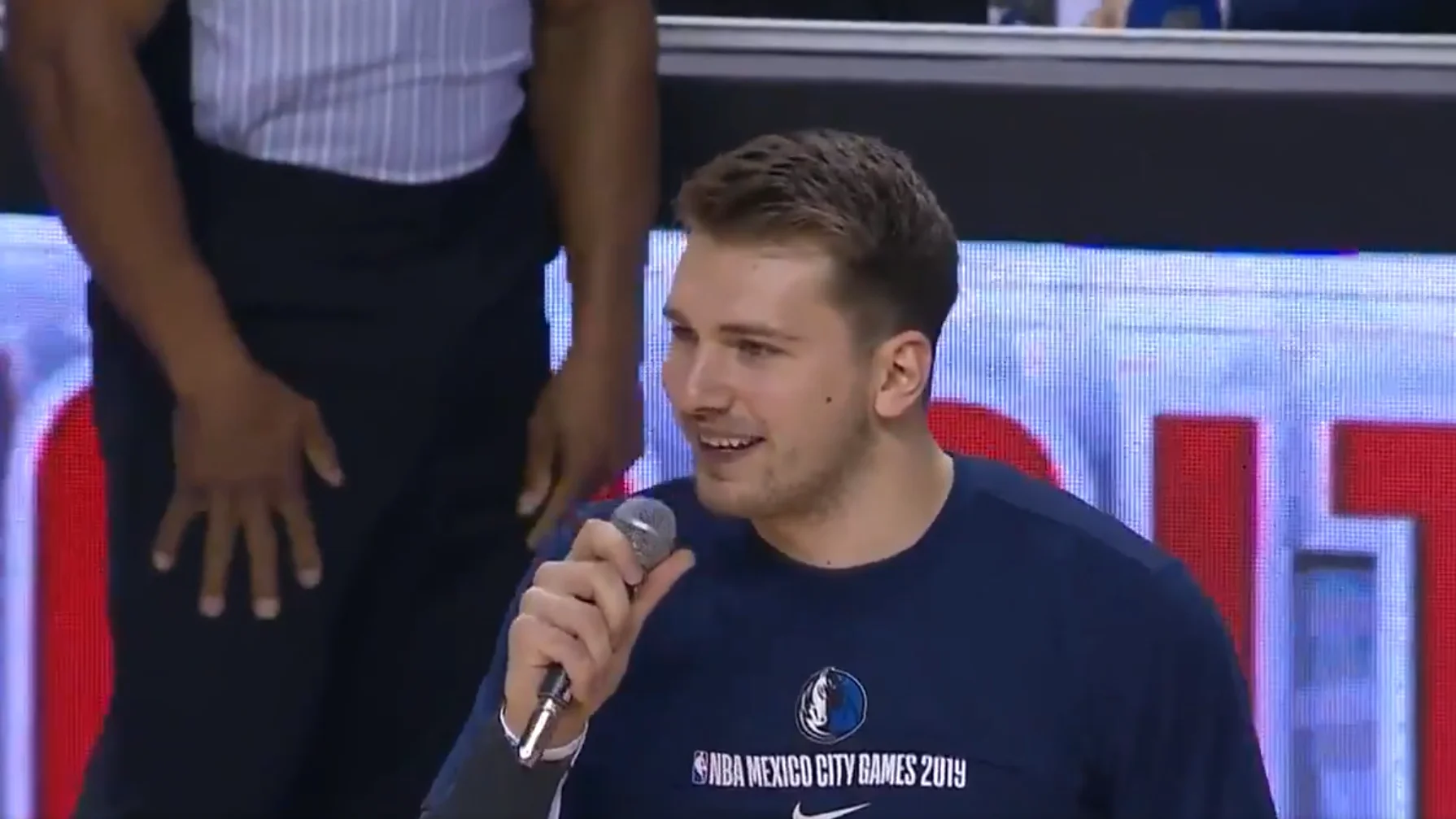 Doncic da un discurso a los aficionados mexicanos