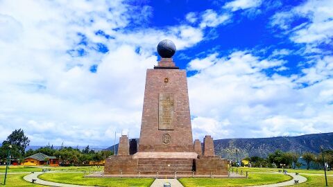 Monumento mitad del mundo